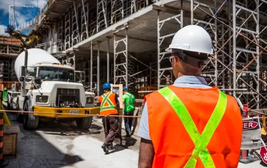 10 Best Construction helper Jobs in Canada (With Salaries)